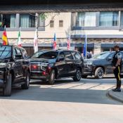 Trois gros VUS noirs font la file sous l'abri de la zone de débarquement.