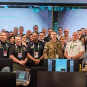 Photo de groupe d'une équipe de professionnels dans une salle de réunion.