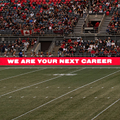Un écran de périmètre à DEL fait défiler tout autour du stade un message de recrutement de la GRC qui se lit « Nous sommes votre prochaine carrière ».