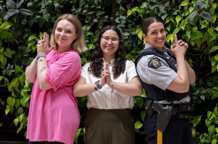 Trois femmes - L'une d'elles est une adolescente et une autre, une policière de la <abbr>GRC</abbr> en uniforme.