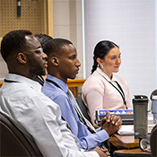 Des participants sont assis et écoutent attentivement durant une séance de formation en classe à l'École de la GRC.