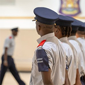 Des participants au programme ECDI prennent part à des exercices structurés dans le cadre de leur expérience précadet.