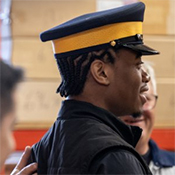 Un participant au programme ECDI est en train de faire ajuster son uniforme d'entraînement.