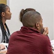 Des participants au programme ECDI assistent à des séances de formation en salle de classe.