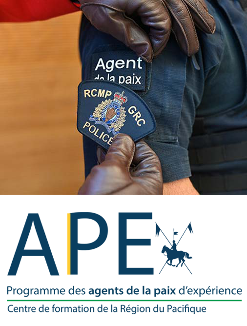 Programme de recrutement d’agents de la paix d’expérience - Un agent remplace son insigne d'agent de la paix par celui de la GRC.