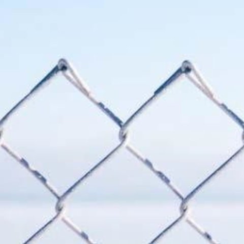 Figure illustre une clôture de type 'knuckle edge'