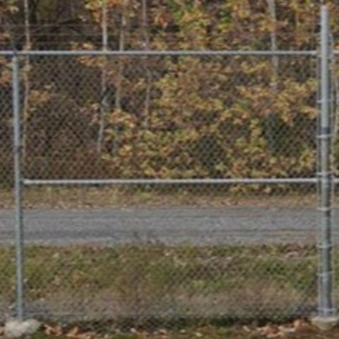 Figure illustre une installation de clôture en fil de fer barbelé à 3 fils avec 3 couches