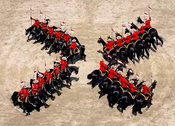 Vue aérienne d’un spectacle du Carrousel avec cavaliers et chevaux