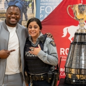 Une agente de la GRC porte la bague de championnat de Henoc Muamaba