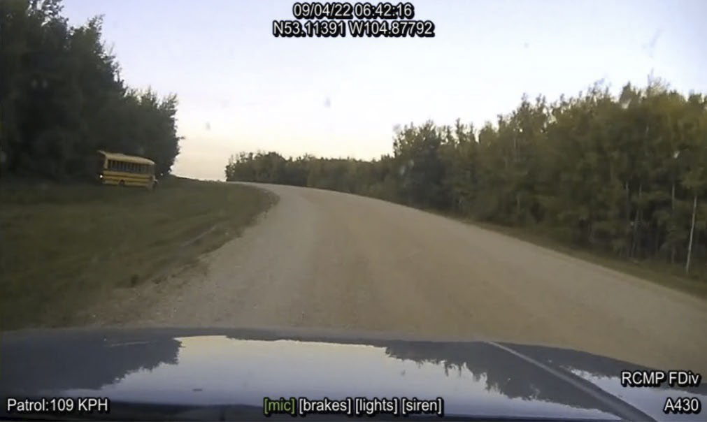 Photo de la caméra de tableau de bord de la GRC montrant l’autobus scolaire dans le fossé de la Nation crie de James Smith à 6 h 42.