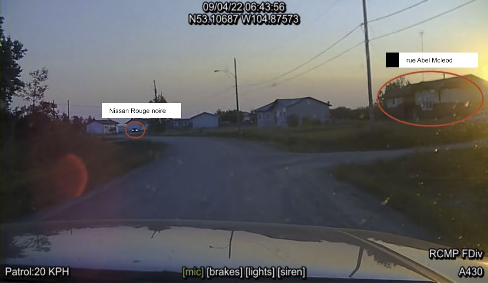 Photo de la caméra de tableau de bord de la GRC prise à 6 h 43 sur la rue Abel McLeod où l’on voit la Nissan Rogue noire au loin.