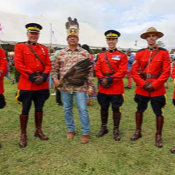 Des membres de la <abbr>GRC</abbr> de l'Île-du-Prince-Édouard en tunique rouge aux côtés du chef de la Première nation d'Abegweit, Roddy 