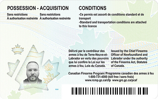 Échantillon du verso de la nouvelle carte de permis de possession et d'acquisition qui comprend la photo du titulaire, les conditions, un code à barres et un graphique de feuille d'érable.