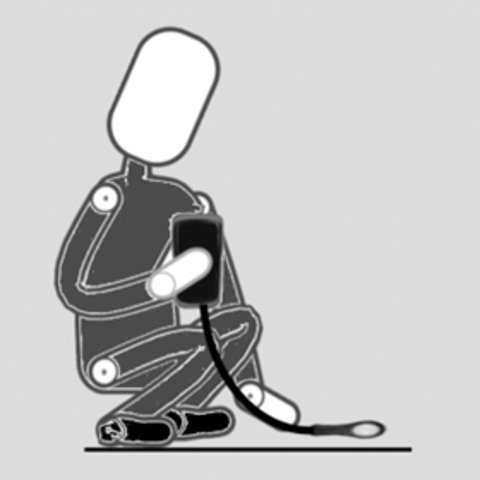 Une personne agenouillée prenant une mesure de luminescence avec un photomètre au niveau du sol