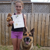Layla Crouse, un des gagnates, et son chien