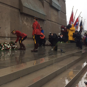 le commissaire adjoint Brian Brennan dépose une couronne de fleurs au parc commémoratif Fort Needham
