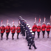 la Troupe d'honneur canadienne de la GRC exécute un exercice de cavalerie