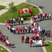 Photo aérienne des employés de la GRC en Nouvelle-Écosse arborant le rouge et le blanc