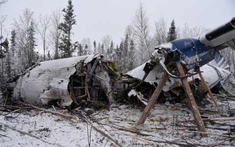 Une fine couche de neige recouvre les ruines d'un accident d'avion catastrophique.