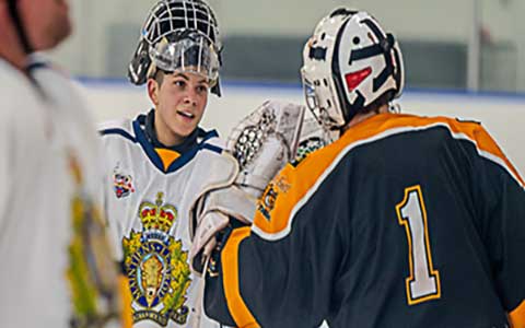 Deux joueurs de hockey d'équipes opposées se félicitent après un match.