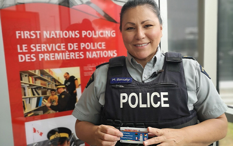 Un agent de la GRC présente une fiche de recrutement trilingue.