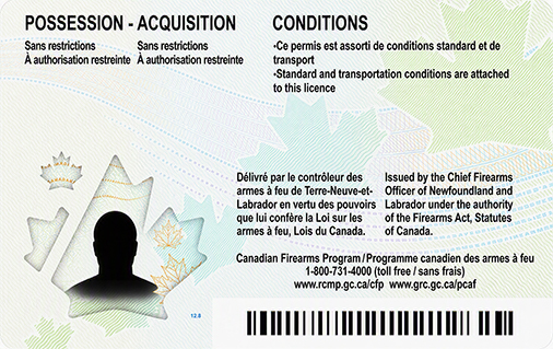 Échantillon du verso de la nouvelle carte de permis de possession et d'acquisition qui comprend la photo du titulaire, les conditions, un code à barres et un graphique de feuille d'érable.