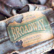 Pantalon avec le nom broadway.