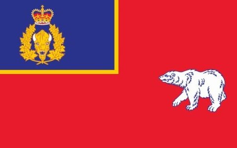 L'ours polaire est utilisé depuis longtemps comme symbole des Territoires du Nord-Ouest et de cette région de l'Arctique. Il figure sur le papier à en-tête officiel, les plaques d'immatriculation et le deuxième drapeau officiel de ce territoire.