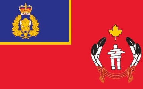 Le plus récent drapeau est celui des Services de police autochtones. Son dévoilement remonte à 2012. Il comprend des symboles pour chacune des cultures autochtones que nous servons : les plumes d'aigle des Premières Nations; l'inukshuk des Inuits; la ceinture fléchée des Métis. La feuille d'érable symbolise notre mandat national.