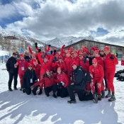 Les membres de l'équipe canadienne de raquetteurs posent pour une photo.