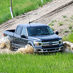 Une camionnette traverse un passage de rivière.