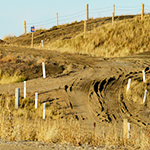 Des collines vallonnées surmontant des chemins de terre et des courbes escarpées.