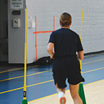 Un cadet court entre des cônes verts