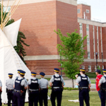 Des cadets regardent un tipi avec un gardien des connaissances.
