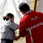 Un gardien des connaissances montre comment installer un tipi avec un cadet.