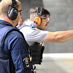 Un policier de la GRC durant une formation au tir.