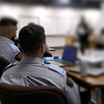 Des cadets dans une salle de classe.