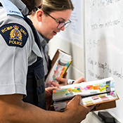 Les cadets tiennent leurs Code criminel en écrivant leurs réponses sur un tableau blanc.