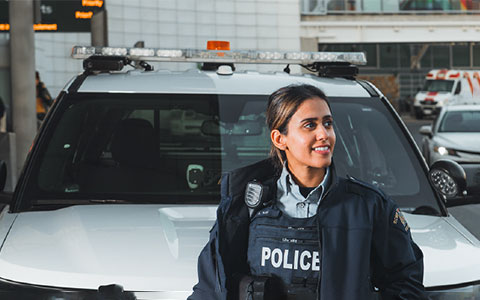 Une policiere de la GRC devant une autopatrouille.
