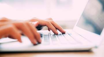 main tapant sur le clavier
