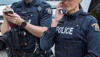 Nouvelles chemises d’uniforme bleu marine de la GRC pour les policiers