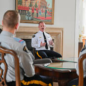  Le surintendant principal Lokken s'adresse à la troupe ayant le plus d'ancienneté.