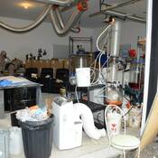 Deux membres de l’ELILC procèdent à l'analyse et au démantèlement du laboratoire de drogues synthétiques