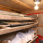 Les policiers ont saisi d'importantes quantités de produits chimiques, de précurseurs et d’excipients utilisés pour la fabrication de comprimés illicites.