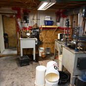 Un laboratoire clandestin de drogues de synthèse a été découvert dans une pièce cachée au sous-sol du garage.