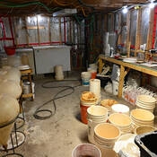 La quantité de produits chimiques et de précurseurs saisis sur les lieux aurait probablement pu suffire à produire plusieurs millions de comprimés illicites.