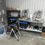 Deux presses à comprimés à poinçon unique figurent parmi les items saisis à Sorel.