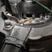 Cette presse à comprimés à 16 poinçons permet une production à grande échelle.