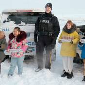 En photo: <br />
Kesha Kolit, Lillian Pilakapsi, Gendarme Gabriel Stuart, Katie Nordman et Mason Iguptak