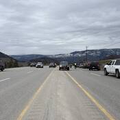 Des agents de la Patrouille routière de la C.-B. effectuent un contrôle sur l’autoroute 3A près de Penticton